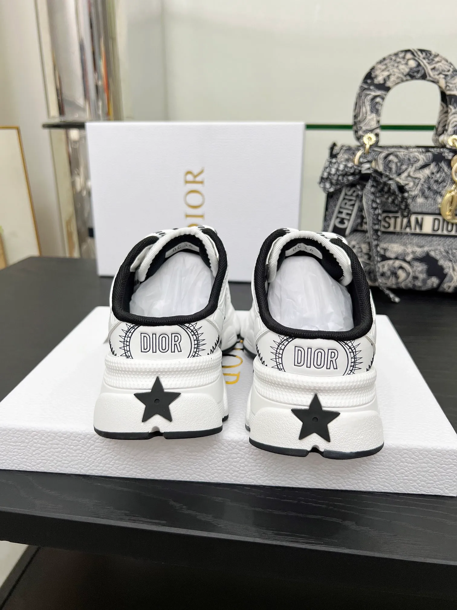 p560🐮🐮This Dior Chrono sports half slipper reinterprets running shoes with Dior's haute couture style. Gray mesh fabric is paired with tonal suede calfskin panels, the CD logo on the side, the star patch on the tongue and the Dior logo on the heel, all in classic fine detail. Featuring two-tone laces and a lightweight sole with star graphics, they can be worn year-round. Size: Women’s size 35-41 (35/42 can be customized) Men’s size 40-46 (men’s version is being printed) Color: 12 colors available
